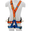 Arnes con enganche en espalda, pecho y cintura. Regulable en cintura y hombros. Con refuerzo lumbar y pernera.